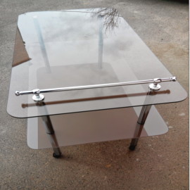 Стеклянный стол